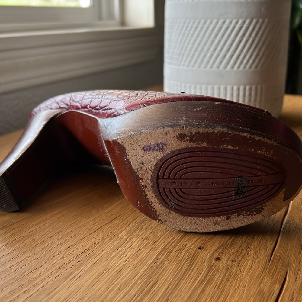 Chi Mihara Embossed Leather Deep Red Platform heels Size 7 1/2 Made in Spain - Picture 5 of 12